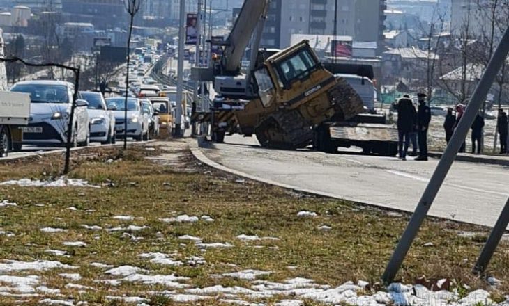 Ekskavatori rrëshqet nga kamioni dhe bllokon rrugën në Prishtinë