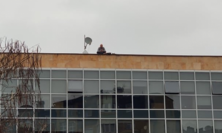 Mitrovicë: Një person tenton të hidhet nga çatia e komunës