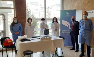 Deri në orën 14:00 në Infektivë janë vaksinuar rreth 100 punëtorë shëndetësorë