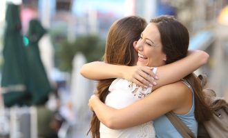 Britanikët nuk përqafojnë akoma njëri-tjetrin, po presin derisa të ulen rastet me COVID-19