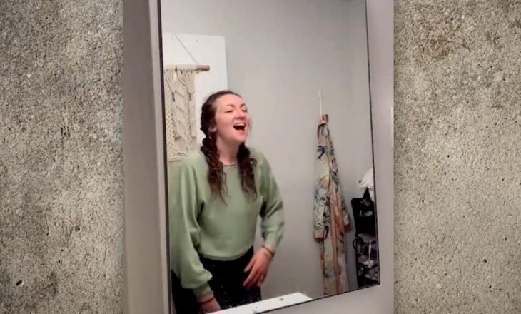 Kjo grua zbuloi një apartament të fshehur pas pasqyrës së banjës