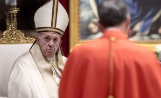 Papa urdhëron ulje të pagave të kardinalëve dhe klerikëve për të kursyer vendet e punës së punonjësve