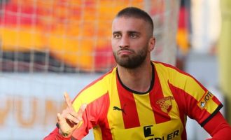 Shikojeni reagimin e mbrojtësit turk pasi mori ftesë për herë të parë nga Kombëtarja