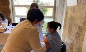 Mjekët që u vaksinuan kundër COVID-19 u bëjnë apel qytetarëve: Po ndihemi mirë, vaksinohuni