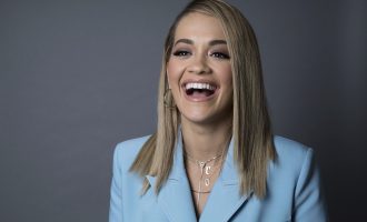 Rita Ora merr këshillën tipike shqiptare nga nëna e saj