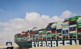 Dështojnë përpjekjet për të ç’bllokuar anijen e ngecur në Kanalin e Suezit