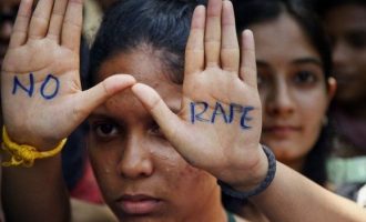 Policia në Indi arreston burrin që i preu kokën vajzës së tij si ‘vrasje nderi’