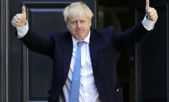 Boris Johnson do të vaksinohet me AstraZeneca