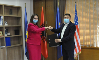 Ramë Likaj i dorëzon detyrën ministres së re të Arsimit, Arbërie Nagavci