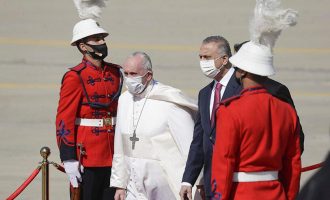 Papa Françesku bën thirrje për t’i dhënë fund dhunës nga fjalimi i parë në Irak