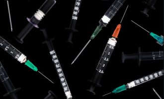 Doza të vaksinës COVID-19 janë shitur në “dark web” – a janë ato reale?