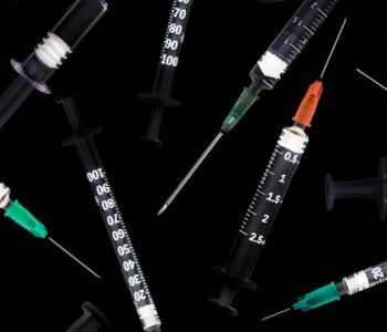 Doza të vaksinës COVID-19 janë shitur në “dark web” – a janë ato reale?