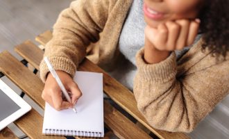 Një laps dhe letër nxit kujtesën tuaj më shumë sesa pajisjet inteligjente