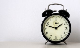 Të dielën ndryshon ora, akrepat lëvizin 60 minuta përpara