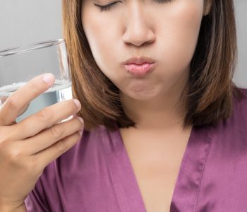 Pse na dhemb fyti kur pimë ujë pasi kemi përtypur çamçakëz menteje?