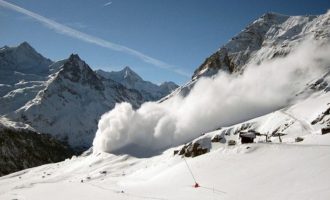 Nga një ortek bore që goditi Kashmirin e anës së Pakistanit, pesë persona kanë humbur jetën