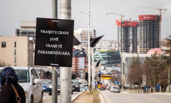 PSD vendos flamuj të zi në rrugët e Prishtinës si kujtim për gratë e vrara