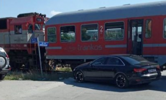 Aksident midis trenit dhe veturës në Prishtinë, një person i lënduar