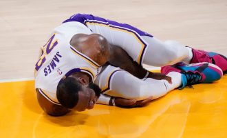 Lëndohet James në takimin ndaj Atlanta Hawks, do të mungojë për një kohë të gjatë