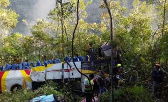 Nga rënia e autobusit në humnerë, 21 persona kanë humbur jetën në Bolivi