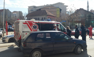 Prishtinë: Përplaset automjeti i ambulancës me një veturë