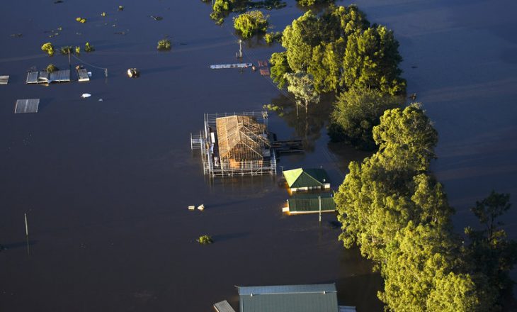 Përmbytjet masive në Australi: 40,000 të evakuuar, të paktën 2 të vdekur