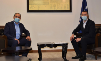 Arban Abrashi ia dorëzon Liburn Aliut postin e ministrit të Infrastrukturës