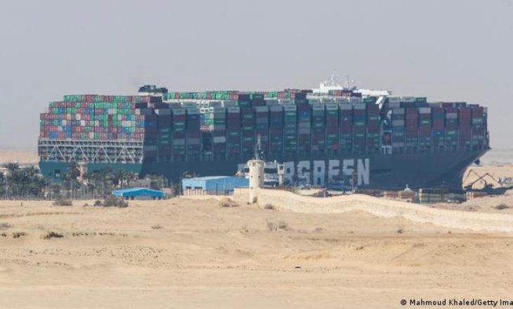 Anija në Suez bën një lëvizje, por mbetet e bllokuar