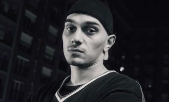 Me një sërë fotografish, Buta na prezanton me vajzën që i ka marrë zemrën