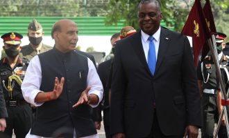 Shefi amerikan i mbrojtjes Austin takon presidentin afgan në një udhëtim të paparalajmëruar