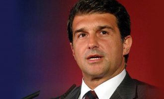 Laporta viziton klubin e Barcelonës para ndeshjes me PSG-në