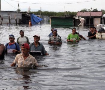 Nga përmbytjet e shkaktuara nga shirat në Kolumbi, 45 persona kanë humbur jetën