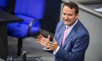 Dorëhiqet një deputet i partisë së Merkelit pas akuzave për korrupsion