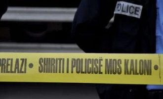 Gjendet i vdekur pranë shtëpisë së tij