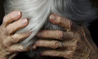 Sulmon fizikisht nënën dhe gruan