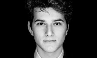 Zvicra shkon në “Eurovision 2021” me këngëtarin shqiptar