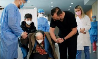 104-vjecarja thotë se kjo është e vetmja mënyrë për t’i dhënë fund pandemisë