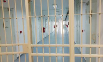 Përleshen fizikisht dy persona në Qendrën e Paraburgimit në Pejë