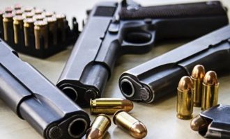 Dyshohet se “kontrabanduan me armë”, kërkohet paraburgim