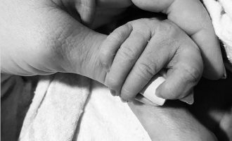 Aktorja e njohur zgjedh një emër unik për fëmijën e saj të parë