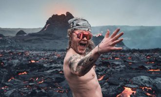 Ky burrë jo vetëm që u afrua shumë afër lavës por edhe u zhvesh për një fotografi