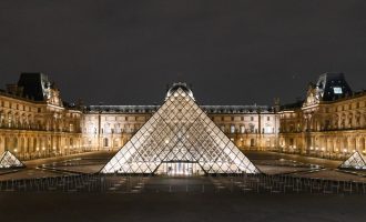 Vizitoni Muzeun e Luvrit nga komoditeti i shtëpisë suaj