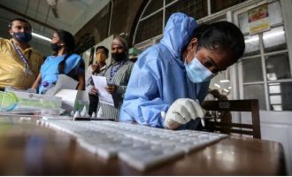 Varianti i ri i Coronavirus-it, i përshkruar si “mutant i dyfishtë” raportohet në Indi