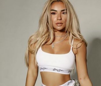 Dikush befasoi Kidën me lule dhe një pusullë në prag të shtëpisë