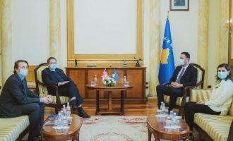 Konjufca pret në takim Abbottin, flasin për situatën politike e pandeminë