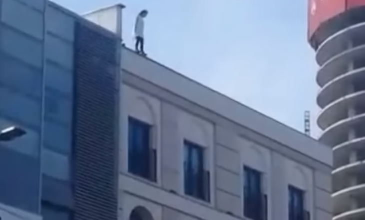 Një vajzë kërcënon që do të hidhet nga lartësia e një objekti në Prishtinë (VIDEO)