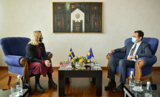 Kurti takohet me ambasadoren e Suedisë, bisedojnë për raportet mes dy shteteve dhe vaksinat anti-COVID