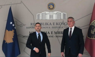 Quni i kënaqur që detyrën e ministrit të mbrojtjes ia dorëzoi Armend Mehajt