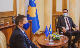 Szunyog takoi Konjufcën, premton sigurimin e vaksinës anti-COVID