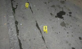 Plagosen dy persona nga një polic